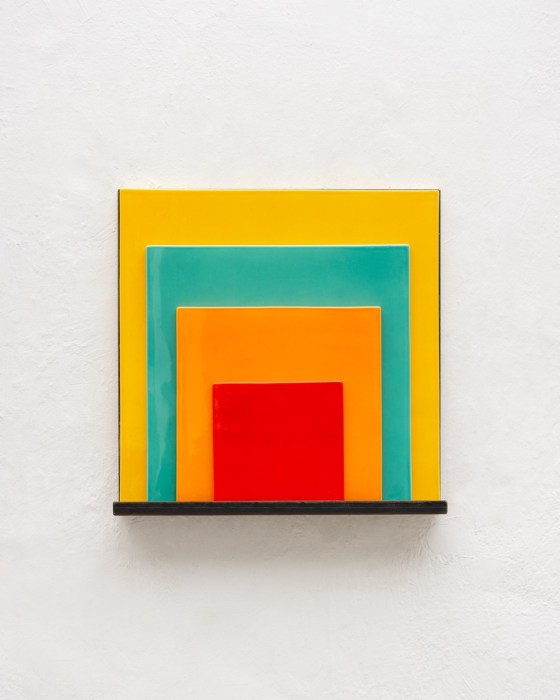 Jose Dávila Homage to the square, 2014 cerâmica cortada à mão e base metálica 50 x 50 x 7.5 cm