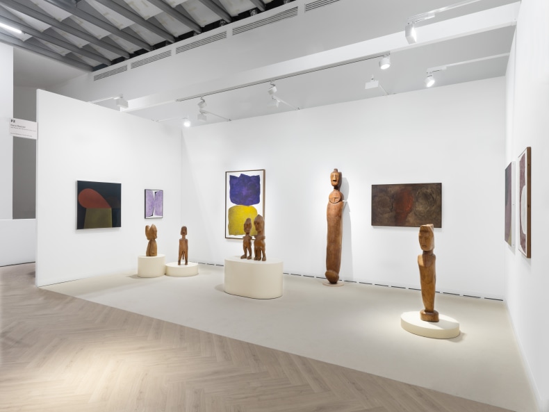 Vista do estande da Nara Roesler na Paris Art Basel, 2024. Foto: Dawn Blackman. Cortesia do espólio dos artistas e Nara Roesler.
