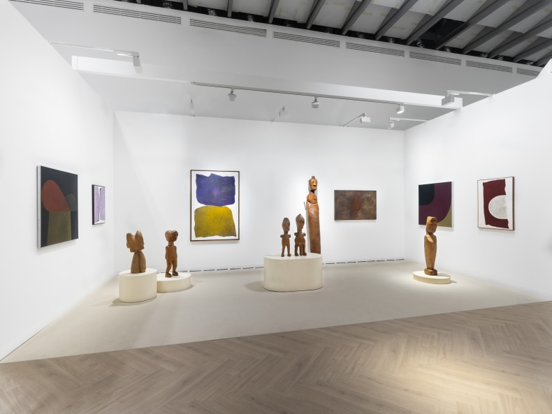Vista do estande da Nara Roesler na Paris Art Basel, 2024. Foto: Dawn Blackman. Cortesia do espólio dos artistas e Nara Roesler.