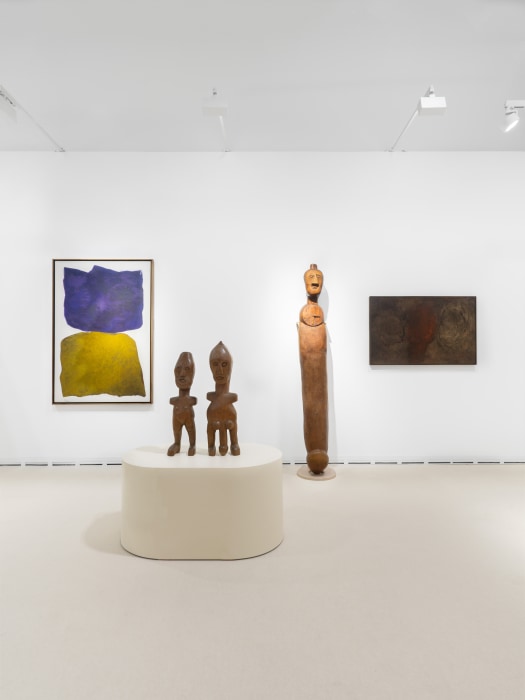 Vista do estande da Nara Roesler na Paris Art Basel, 2024. Foto: Dawn Blackman. Cortesia do espólio dos artistas e Nara Roesler.