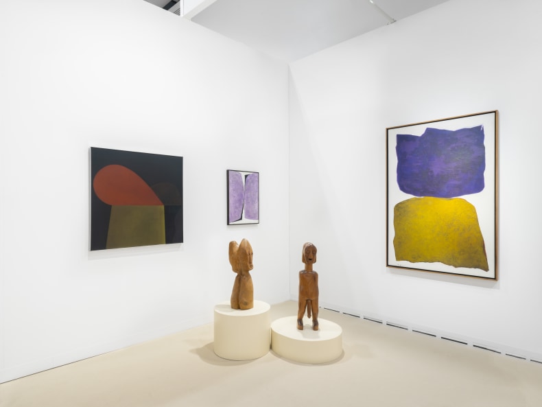 Vista do estande da Nara Roesler na Paris Art Basel, 2024. Foto: Dawn Blackman. Cortesia do espólio dos artistas e Nara Roesler.