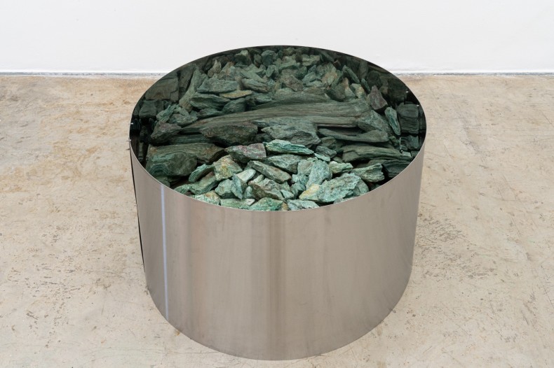 Amelia Toledo Mina de verde # 03 (série Minas de cor) 2006-2021 seixos de fuchsita verde e chapas de aço inox ed one of a kind 41 x Ø 85 cm