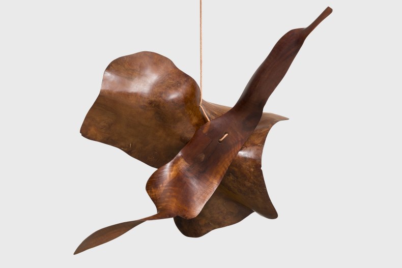 Marcelo Silveira Dupla XI 2022 escultura em madeira cajacatinga e couro ed unique 160 x 155 x 143 cm
