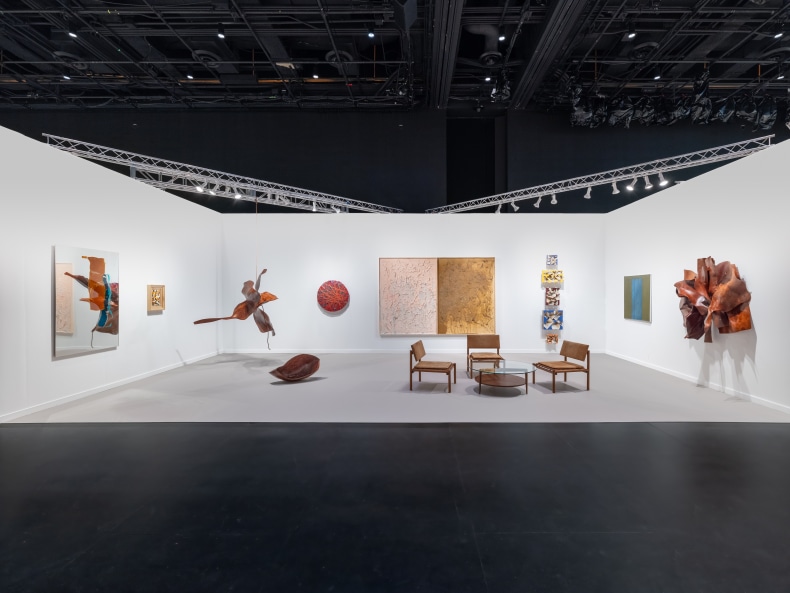 Vista do estande da Nara Roesler na Frieze New York, 2025. Foto: Charles Roussell. Corestia dos artistas e Nara Roesler.
