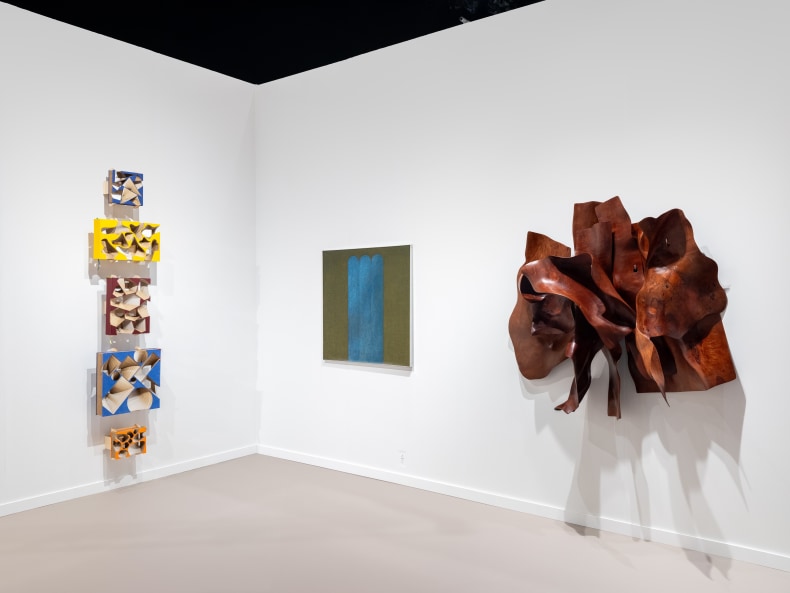 Vista do estande da Nara Roesler na Frieze New York, 2025. Foto: Charles Roussell. Corestia dos artistas e Nara Roesler.