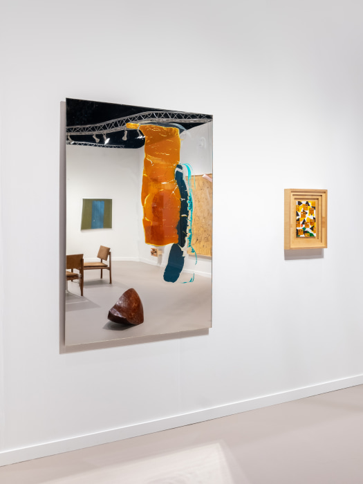 Vista do estande da Nara Roesler na Frieze New York, 2025. Foto: Charles Roussell. Corestia dos artistas e Nara Roesler.