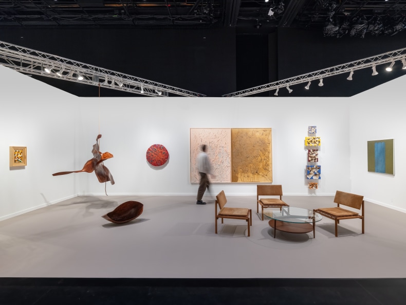Vista do estande da Nara Roesler na Frieze New York, 2025. Foto: Charles Roussell. Corestia dos artistas e Nara Roesler.