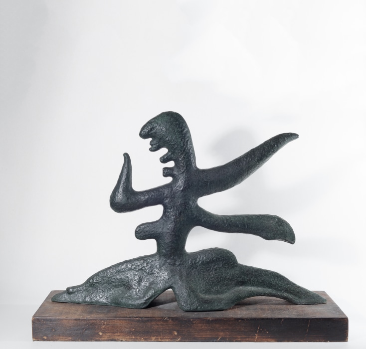 Maria Martins O implacável c. 1947 bronze e base de madeira 63 x 92 x 21 cm