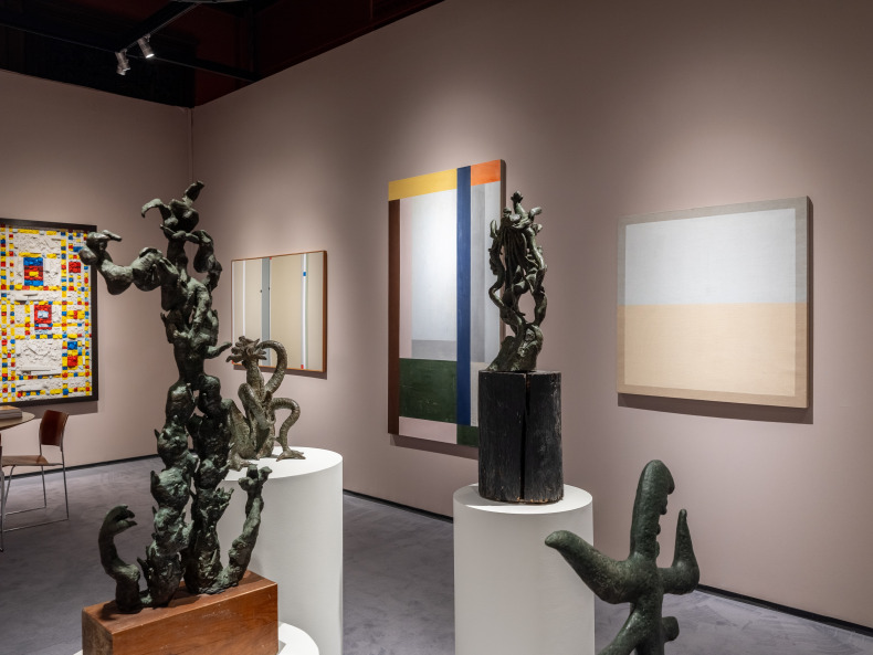 Vista do estande da Nara Roesler na TEFAF New York, 2025. Foto: Charles Rousssel. Cortesia dos artistas e Nara Roesler.