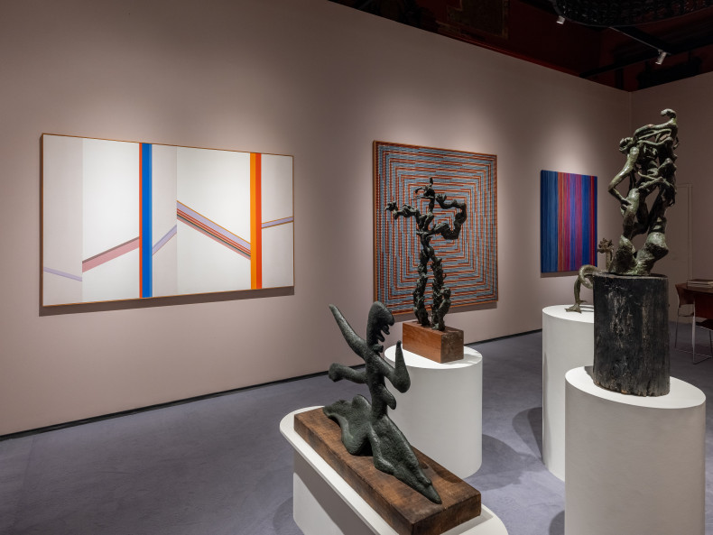 Vista do estande da Nara Roesler na TEFAF New York, 2025. Foto: Charles Rousssel. Cortesia dos artistas e Nara Roesler.