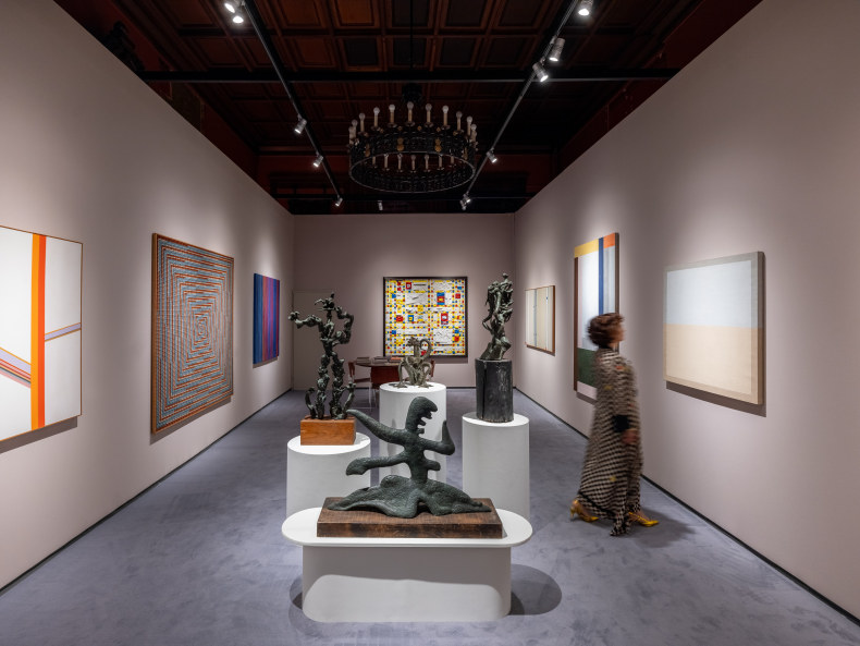Vista do estande da Nara Roesler na TEFAF New York, 2025. Foto: Charles Rousssel. Cortesia dos artistas e Nara Roesler.