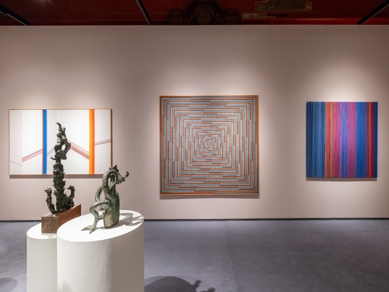 Vista do estande da Nara Roesler na TEFAF New York, 2025. Foto: Charles Rousssel. Cortesia dos artistas e Nara Roesler.