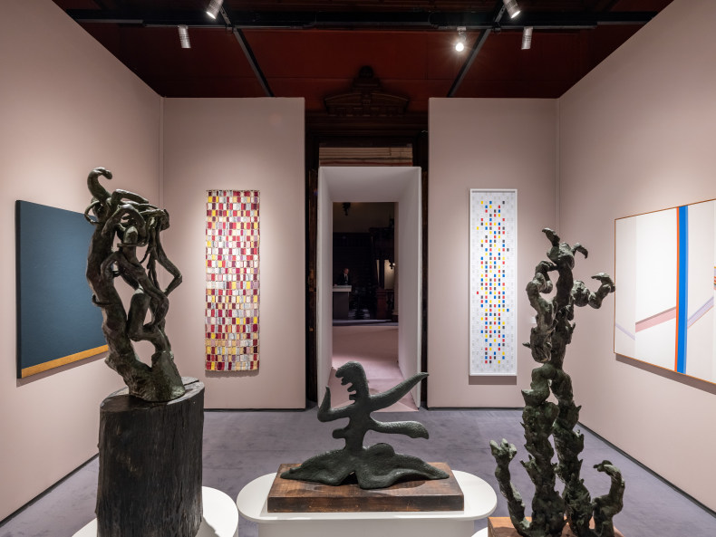 Vista do estande da Nara Roesler na TEFAF New York, 2025. Foto: Charles Rousssel. Cortesia dos artistas e Nara Roesler.