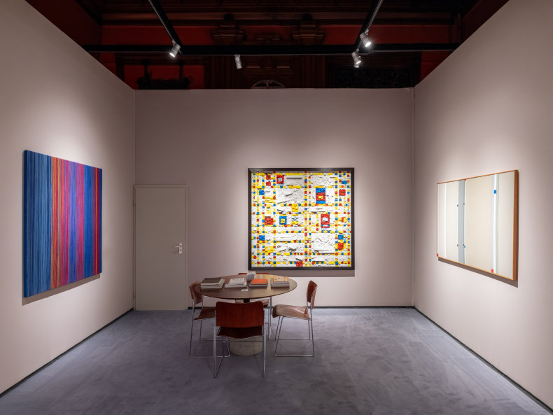Vista do estande da Nara Roesler na TEFAF New York, 2025. Foto: Charles Rousssel. Cortesia dos artistas e Nara Roesler.