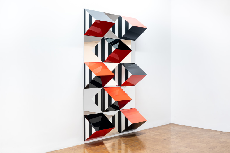 Daniel Buren Prismas e Espelhos, alto-relevo - n° 40: trabalho situado 2023 madeira, cola, laca, espelho e adesivo vinil 217,5 x 130,5 x 30,45 cm