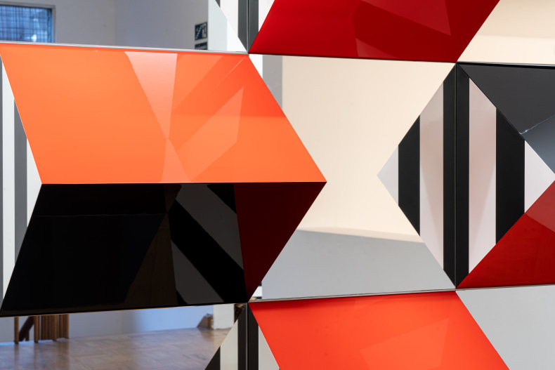 Daniel Buren Prismas e Espelhos, alto-relevo - n° 40: trabalho situado 2023 madeira, cola, laca, espelho e adesivo vinil 217,5 x 130,5 x 30,45 cm