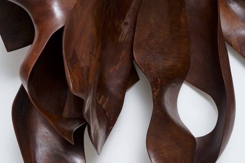 Marcelo Silveira Pele XXXVll 2025 madeira cajacatinga e aço inoxidável ed única 110 x 115 x 53 cm