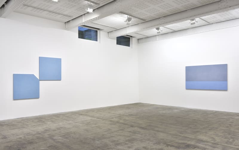 An exhibition installation view from: Ettore Spalletti, Ce qu’il y a de plus profond dans l’homme, c’est la peau