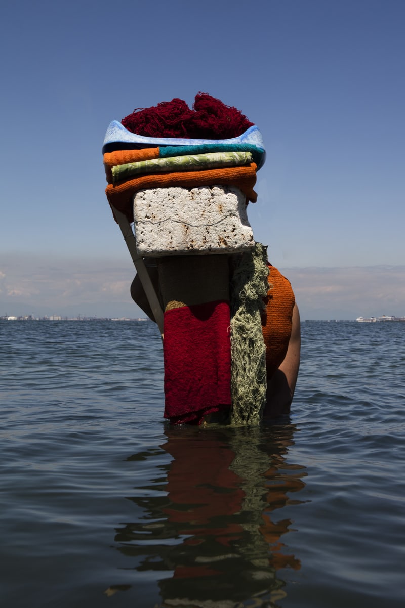 Lorenzo Vitturi, Mantas, Floater, Green Fortuny, Cochinilla & Kinsaccuchu dyed Yarn, Wood, Body in Forte di Mezzo, 2019