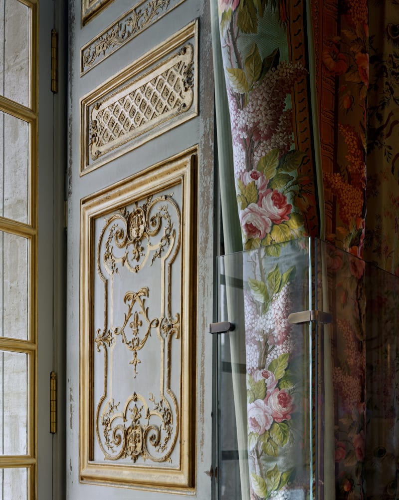 Robert Polidori Boiserie and curtains, chambre de la Reine, Corps Central - 1er étage., 2007