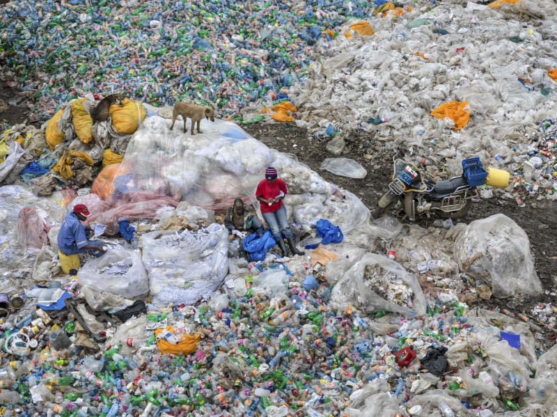 Edward Burtynsky Dandora Landfill #3, Plastics Recycling, Nairobi, Kenya, 2016