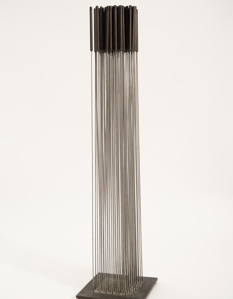 Ohne Titel (Sonambient), circa 1963-64, Beryllium copper, monel, and bronze base, 42 1/8 x 10 x 10 inches (107 x 25.4 x 25.4 cm)