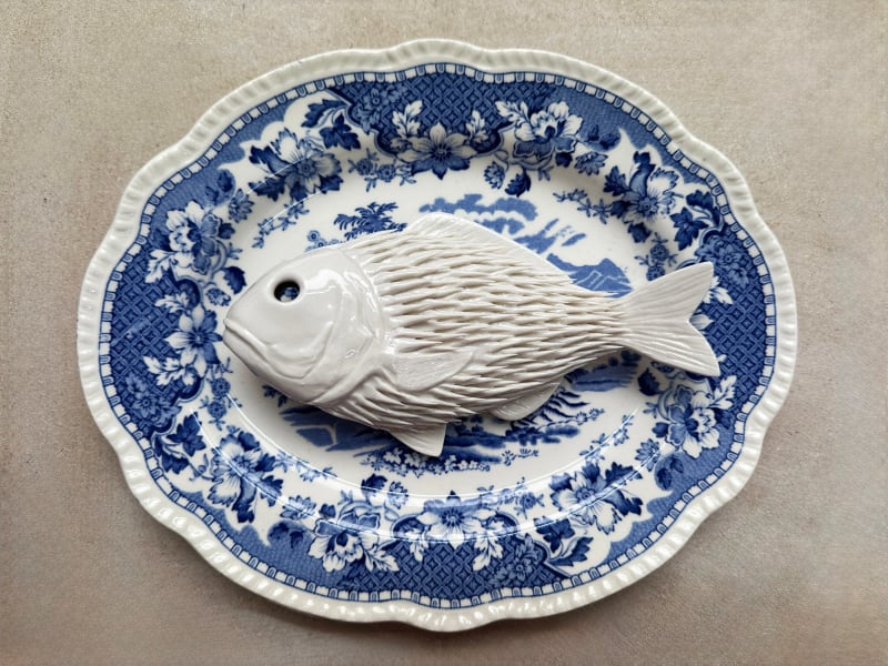 Ikuko Iwamoto, “I ate lots of plastics, and now I am your dinner. Enjoy!” (Sea bream-left-hand-side B), 2025