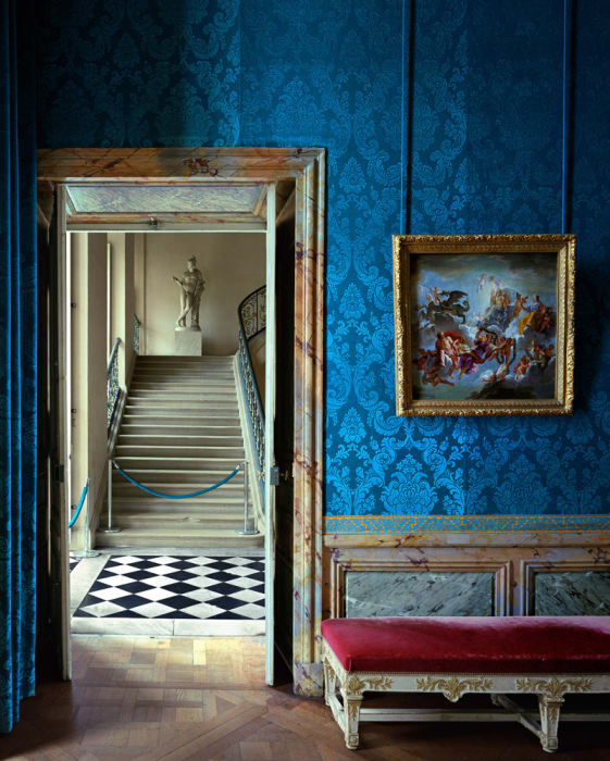 Robert Polidori, Salle les campagnes militaires et le décor des résidences royales, foreground, Escalier Questel, background, (93) ANR.02.011, Salles du...