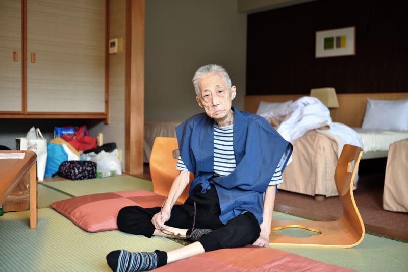 Takahiro Kaneyama, My Mother in a Hotel Room in Hakone , 2019