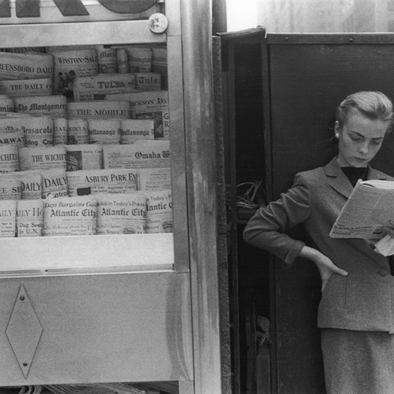 Louis Stettner, Elbowing, Out of Town Newsstand, 1954
