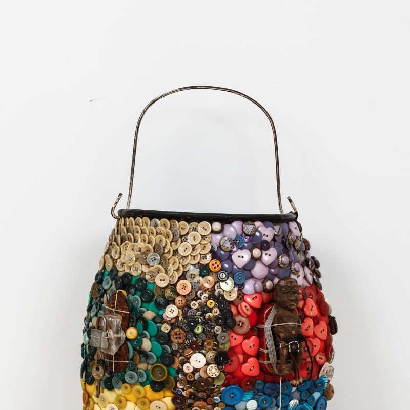 Abou Sidibé  Sans titre (puisette), 2023  Boutons, cauris, coquillages, boite de conserve, cadenas, fils, statuettes en bois et métal sur chambre à air  H 60 x L 42 x P 21 cm