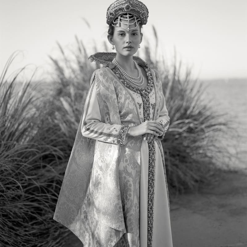 Alys Tomlinson, The Queen, traditional costume/La Regina, costume tradizionale, 2021