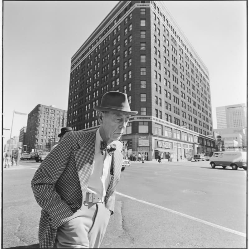 Tom Arndt Man with a bow tie, 6th Street & Hennepin Ave, Minneapolis, Minnesota Tirage gélatino-argentique postérieur, réalisé par l'artiste 36,5 x 37 cm Dim. papier: 41 x 50,5 cm