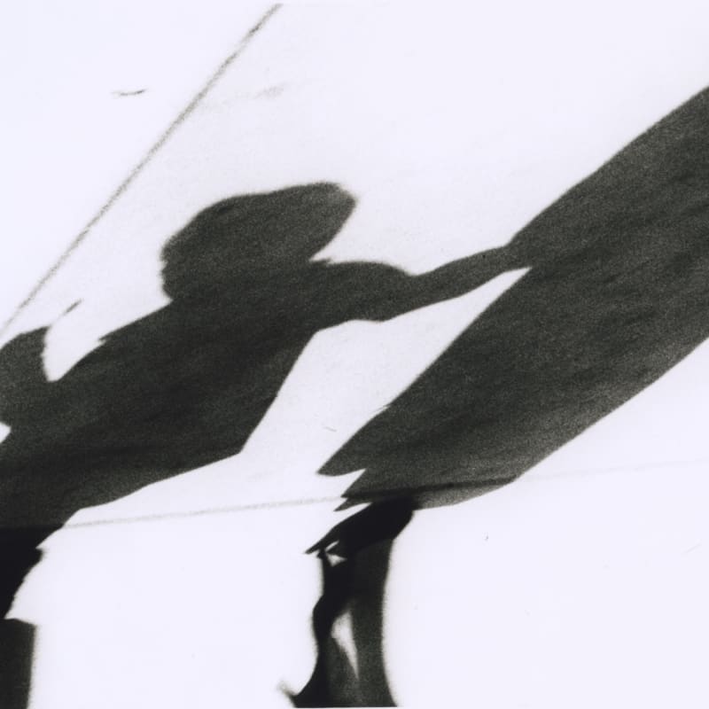 Marvin E. Newman Woman and Child, Shadow Series, Chicago Tirage gélatino-argentique postérieur 15,8 x 24,4 cm Dim. papier: 15,8 x 24,4 cm