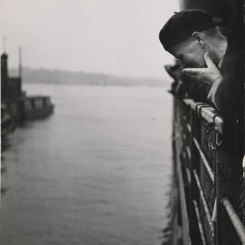 Ernst Haas Last DP's (Displaced Persons) boat, Ellis Island Tirage gélatino-argentique d'époque Dim. papier: 35 x 27 cm