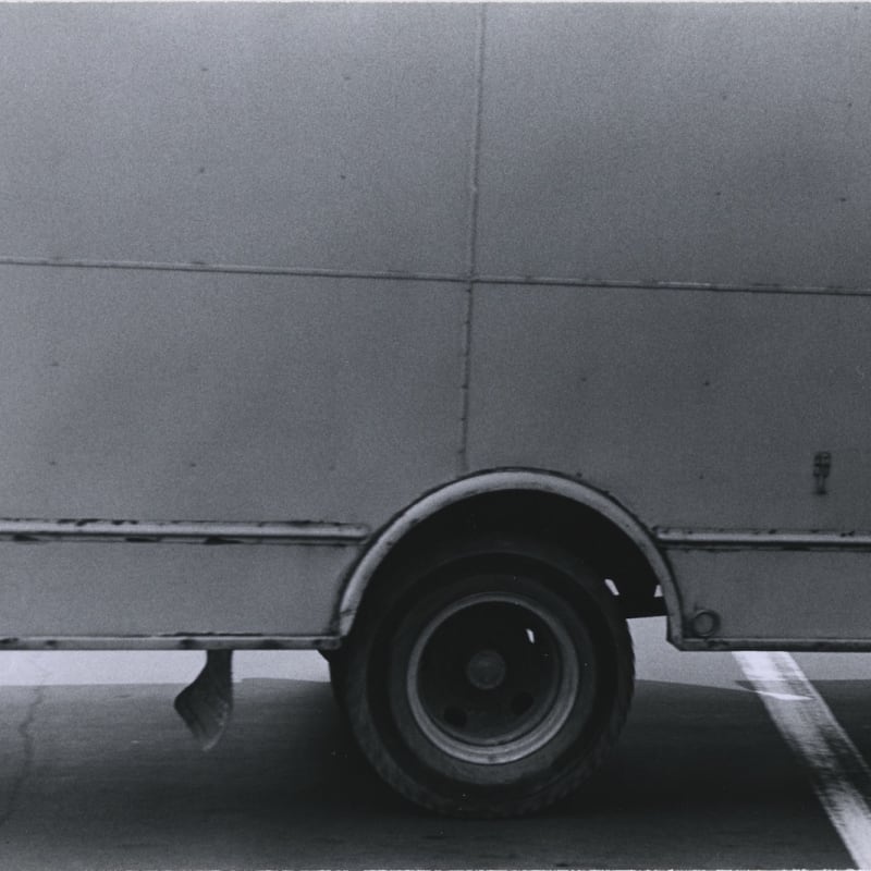 Tom Arndt Side of moving truck, Minneapolis Tirage gélatino-argentique d'époque, réalisé par l'artiste 11 x 16,2 cm Dim. papier: 20,5 x 25,4 cm