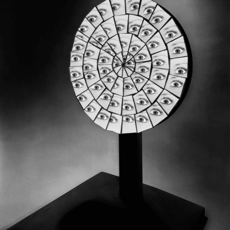 Berenice Abbott Parabolic Mirror, Cambridge, Massachusetts Tirage gélatino-argentique postérieur 27 x 34,6 cm Dim. papier: 40 x 50 cm