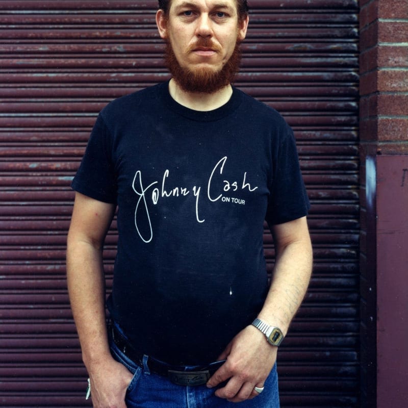 Bruce Wrighton Man with Johnny Cash Tee-Shirt, Binghamton, NY Tirage C-print d'époque 20 x 25 cm Dim. papier: 20 x 25 cm