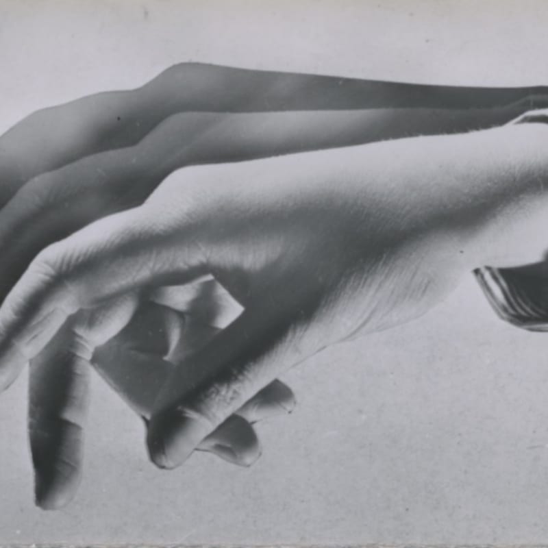 André Steiner Étude de mains Tirage gélatino-argentique d'époque 6 x 9,1 cm Dim. papier: 6 x 9,1 cm