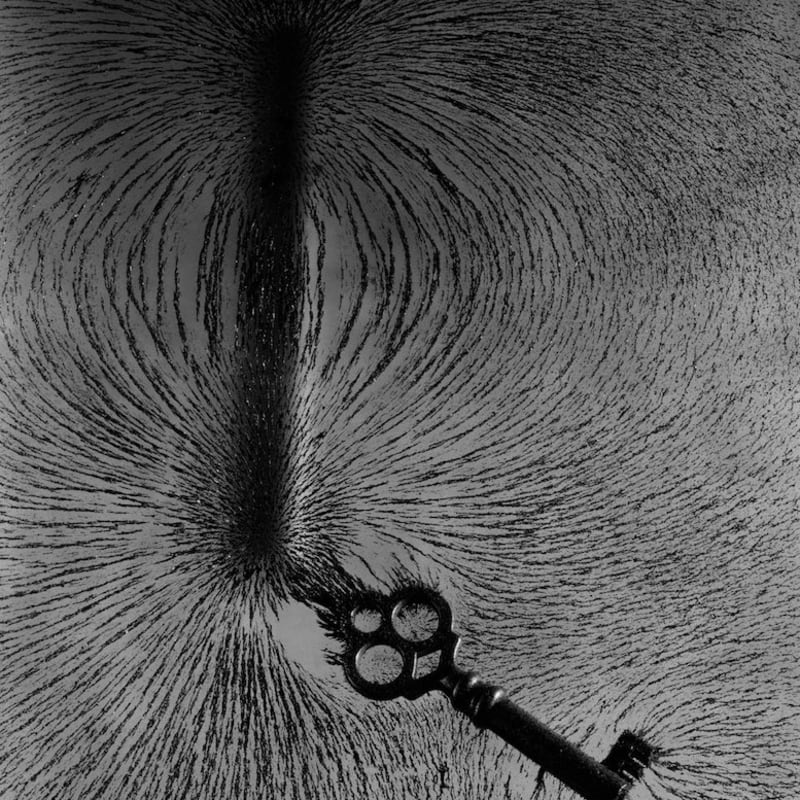 Berenice Abbott Magnetism with Key Tirage gélatino-argentique postérieur 49,5 x 38,4 cm Dim. papier: 76,2 x 60,9 cm