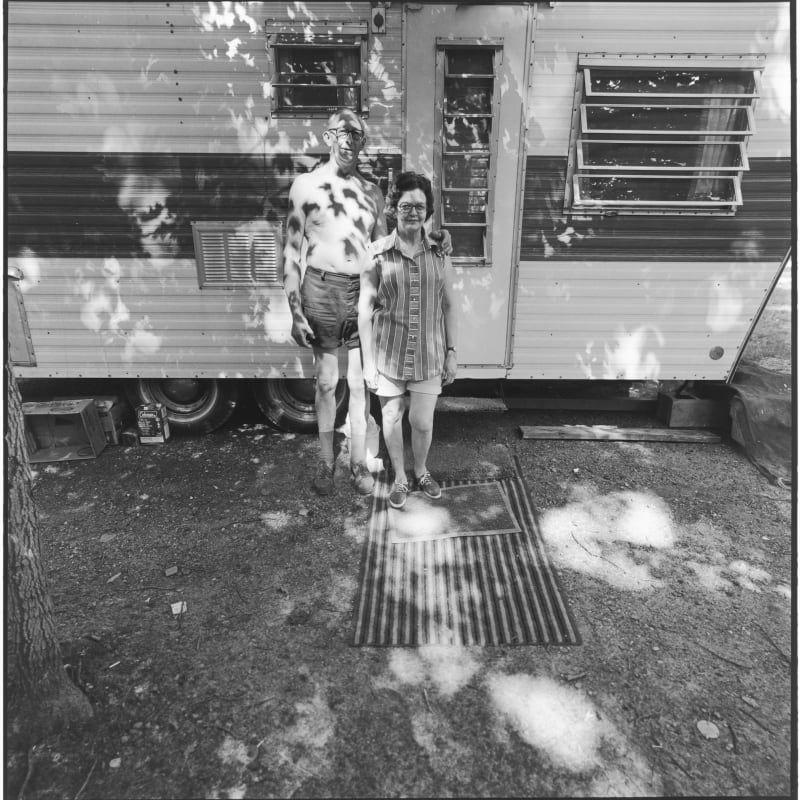 Tom Arndt Couple at their mobile camper, Southerns Minnesota Tirage gélatino-argentique postérieur, réalisé par l'artiste 25,3 x 25,7 cm Dim. papier: 27,9 x 35,3 cm