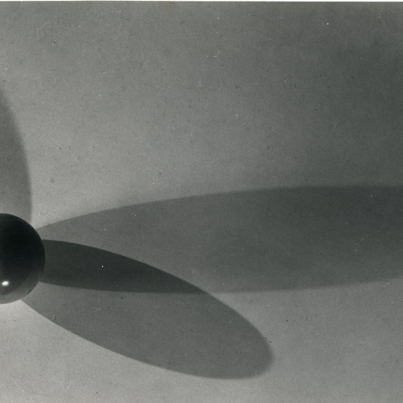 Berenice Abbott Elliptical shadows Tirage gélatino-argentique d'époque 19,3 x 11,2 cm