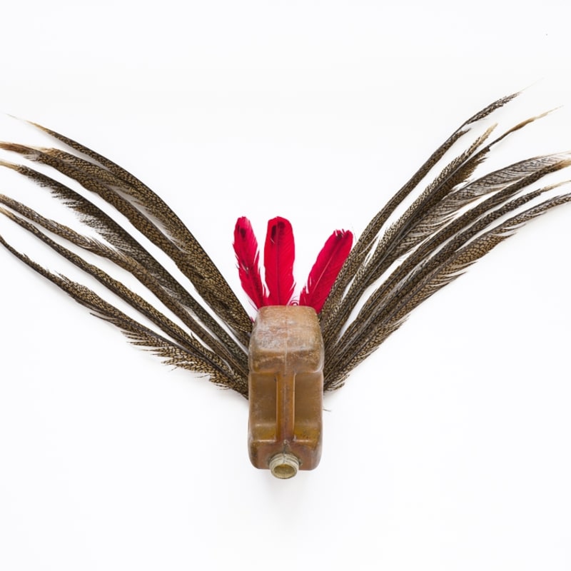 Romuald Hazoumè Trinité Plastique, plumes, cuivre 60 x 110 x 17 cm