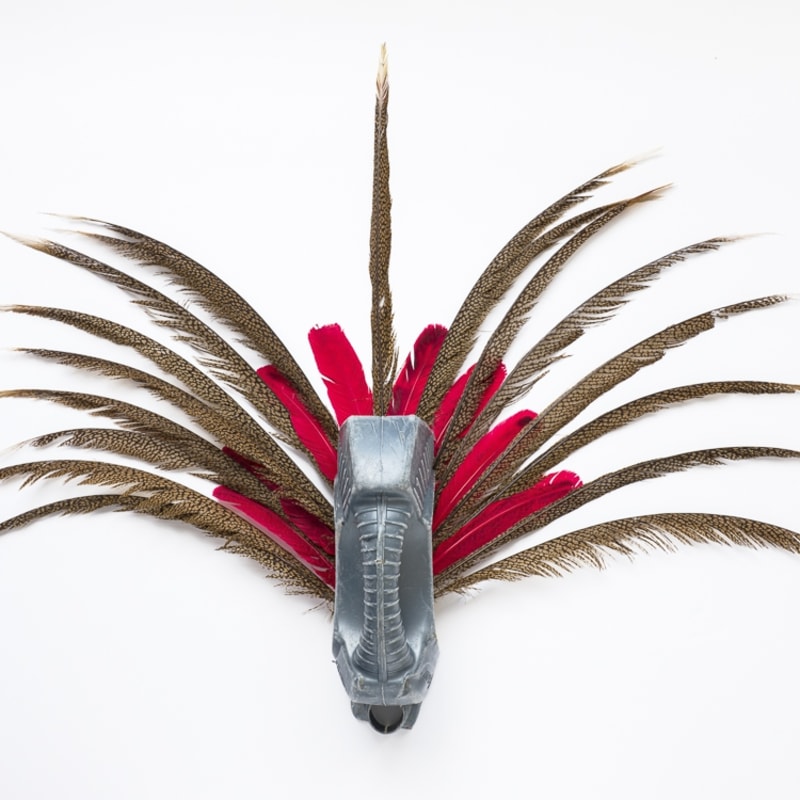 Romuald Hazoumè Tobago Plastique et plumes, cuivre 86 x 126 x 20 cm