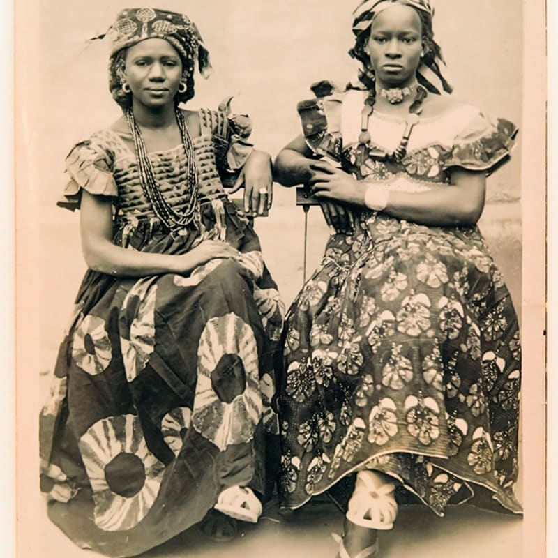 Seydou Keïta Sans titre (deux femmes) Tirage argentique d'époque 18 x 13 cm 7 x 5.1 in