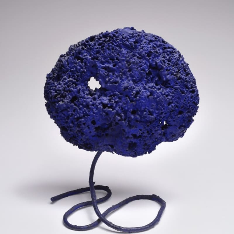 Yves Klein Sculpture éponge bleue sans titre (SE 229) pigment pur et résine synthétique, éponge naturelle, tige en métal 24 x 15 x 11,5 cm