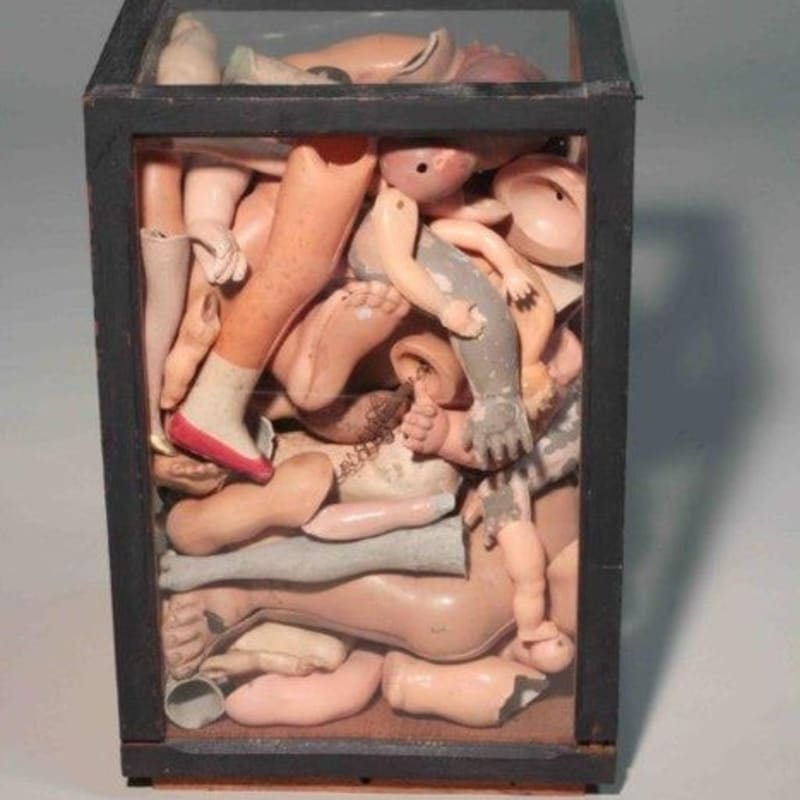 Arman Pour s'en sortir éléments de poupées dans une boîte en verre et bois 34 x 24 x 24 cm (disponible) (available)