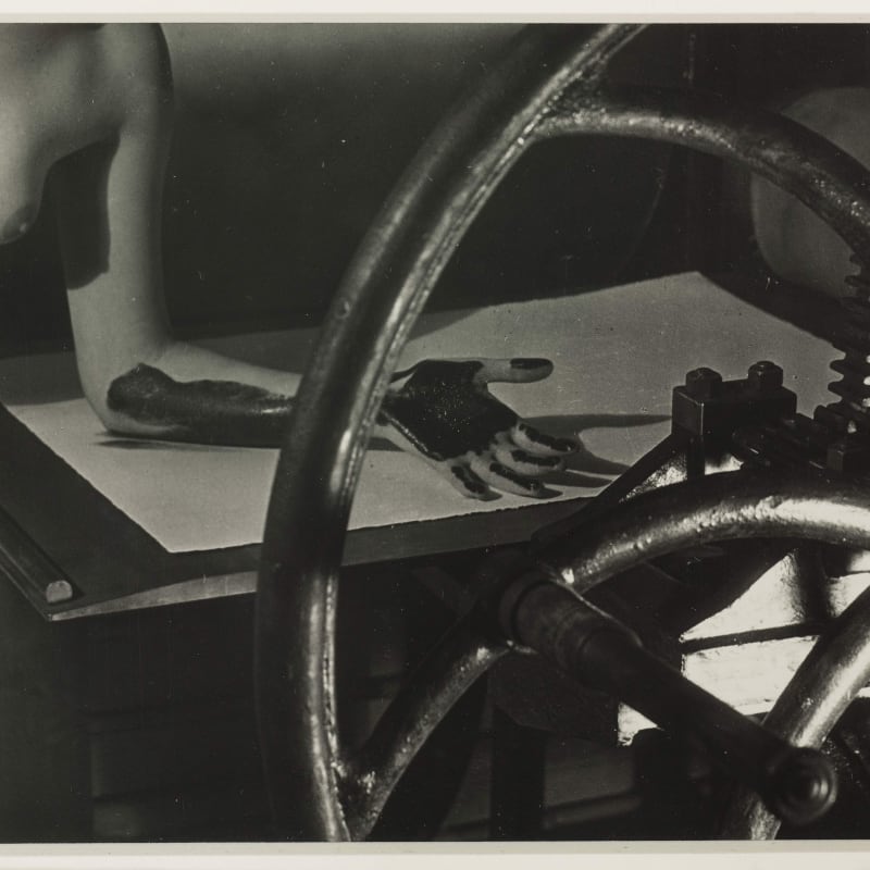 Man Ray Meret Oppenheim à la presse tirage argentique d'époque 12,4 x 17,8 cm (disponible) 12,4 x 17,8 cm (available)