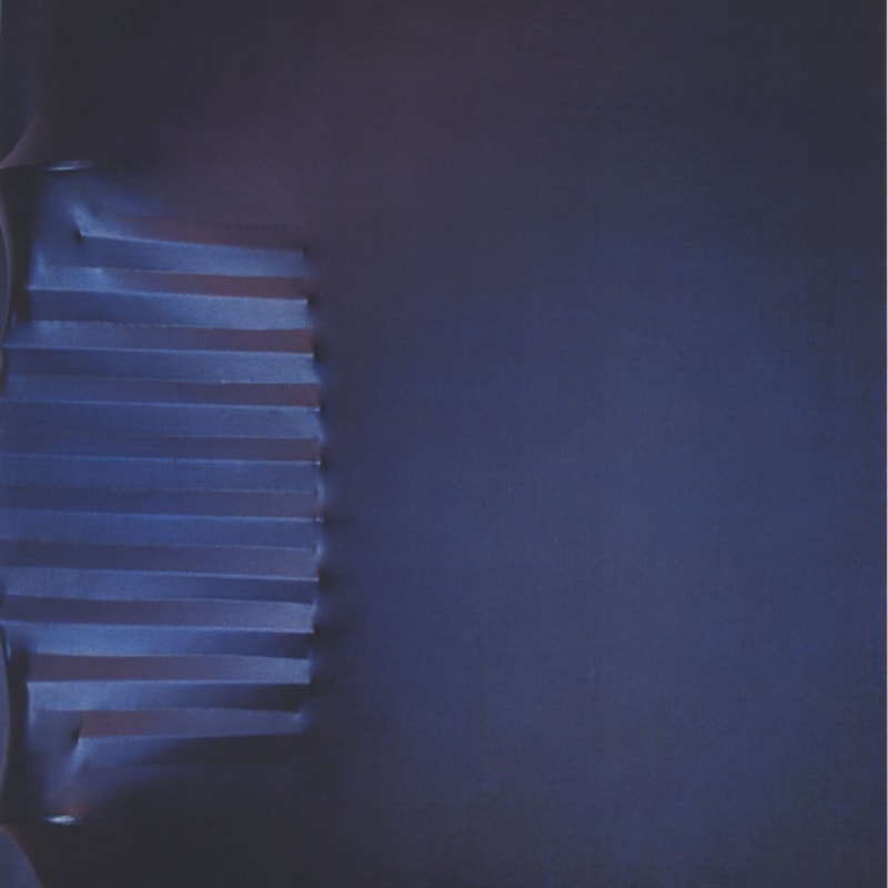 Agostino Bonalumi Sans titre (bleu) acrylique sur toile 100 x 86 x 20 cm
