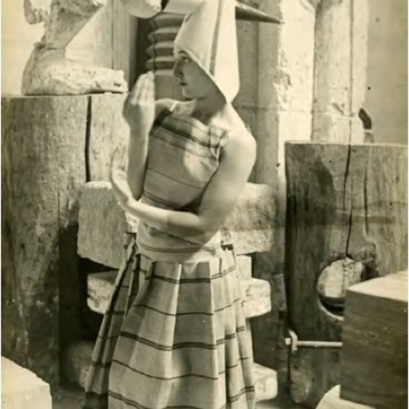 Constantin Brancusi Lizica Codreanu dansant dans le studio de Brancusi, costume d'Irina Codreanu tirage gélatino-argentique 23,7 x 18 cm Dim. papier: 53 x 43 x 2,5 cm sous verre